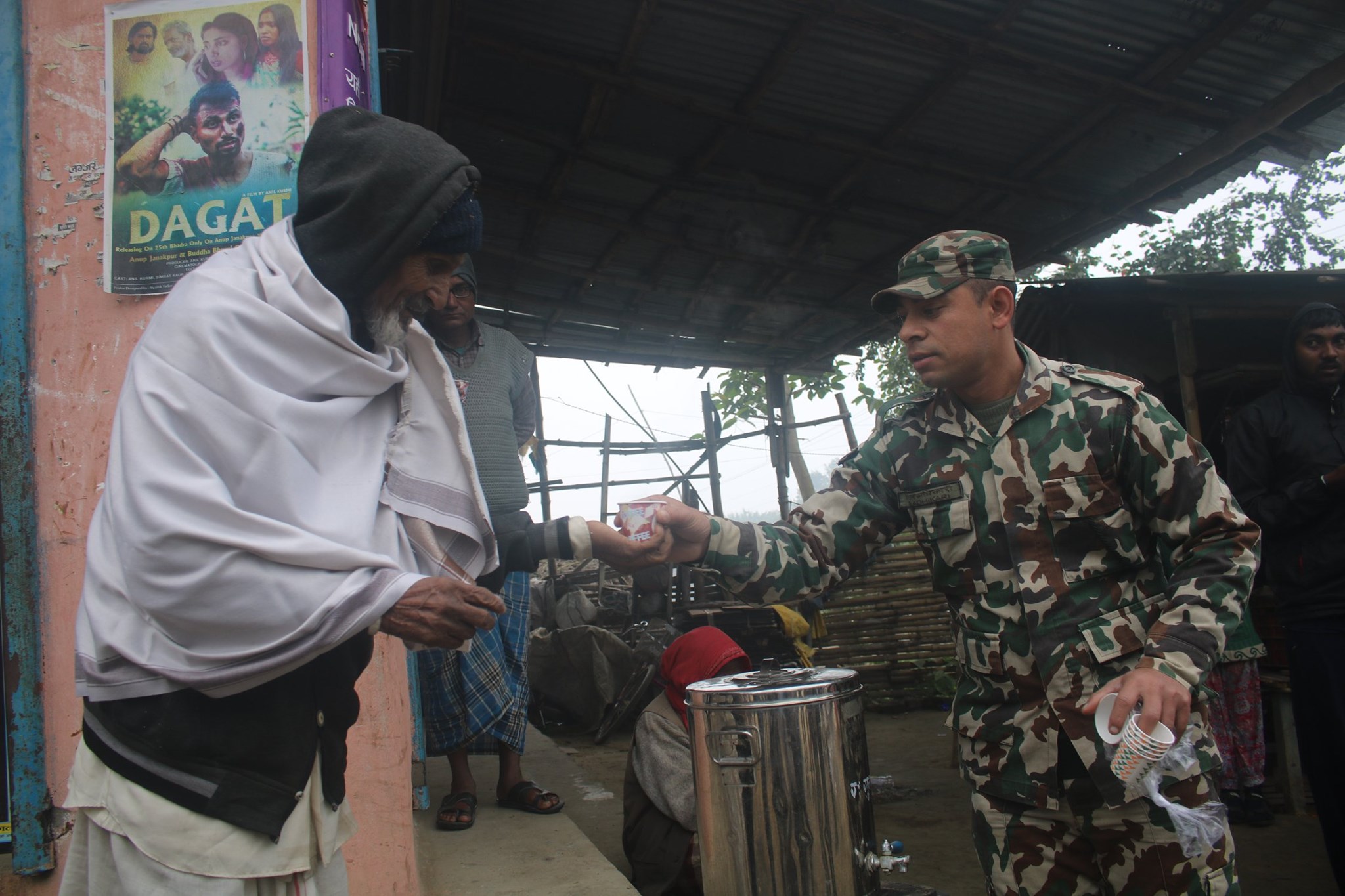 असह्य जाडोमा न्यानो बाँड्दै नेपाली सेना