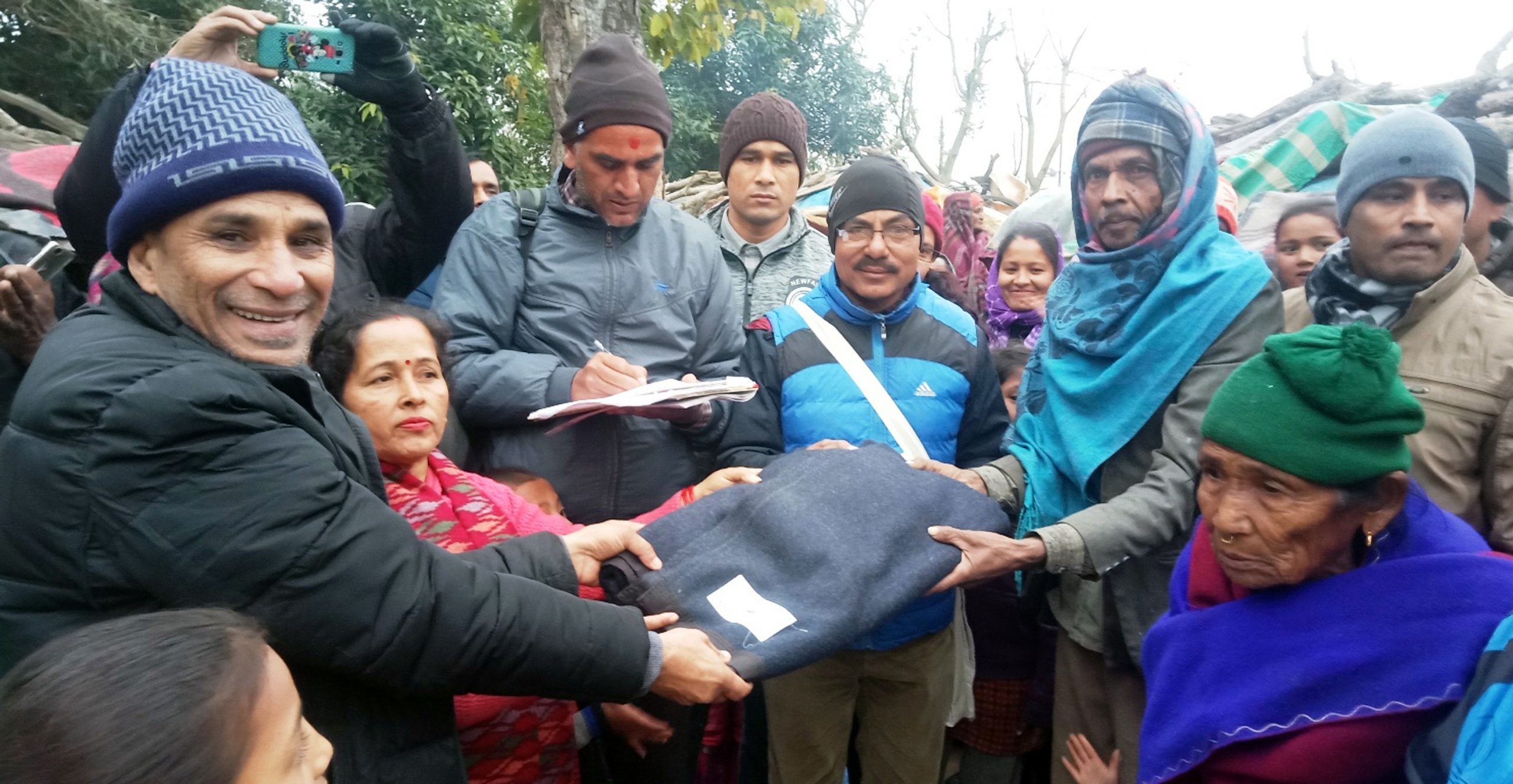 भूमिहीन परिवारलाई कम्बल प्रदान