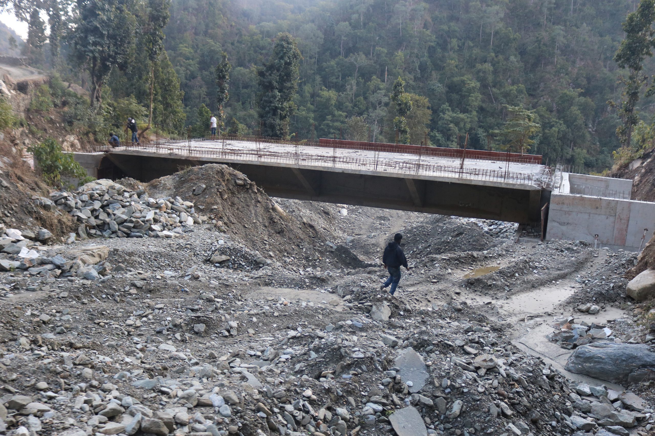 कर्णाली राजमार्गअन्तर्गत दैलेख आठबिस नगरपालिकाको सडकखण्ड कुवाखोलामाथि निर्माणाधीन पुल