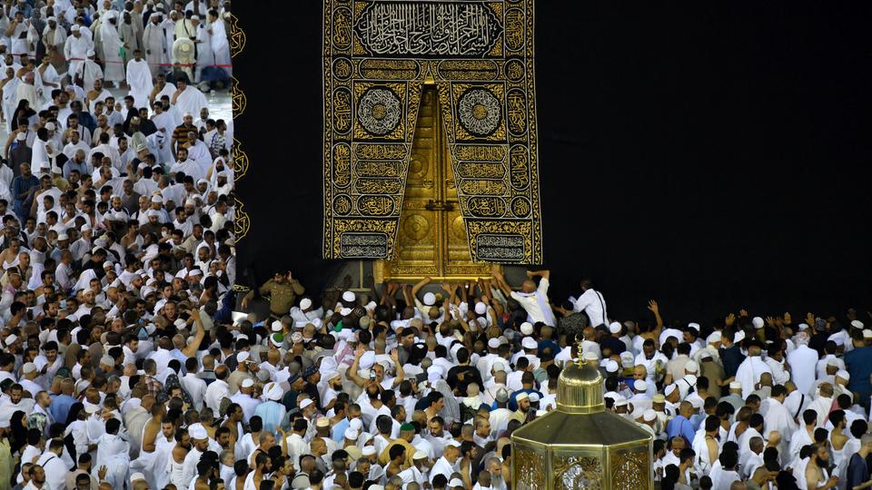 Saudi Arabia suspends entry for pilgrims over coronavirus