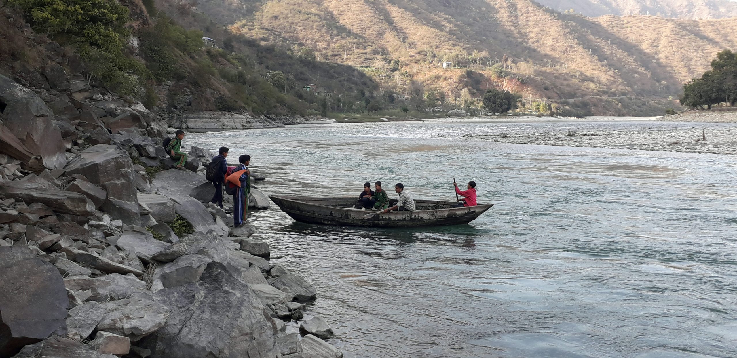 विद्यार्थी डुङ्गाबाट वारपार (फोटो फिचर)