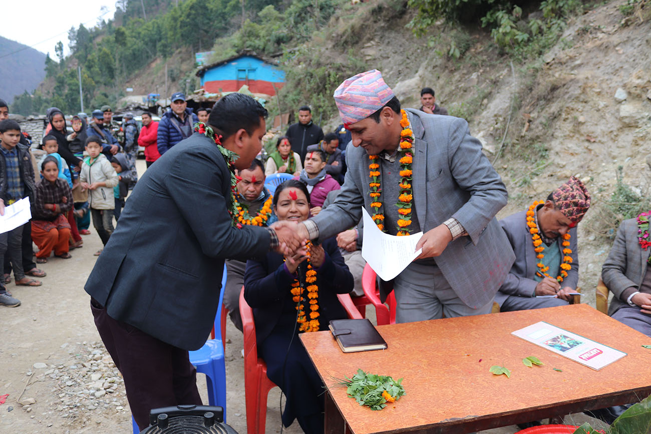 मन्त्रीलाई कुरा सुनाउन सडकमै ज्ञापनपत्र
