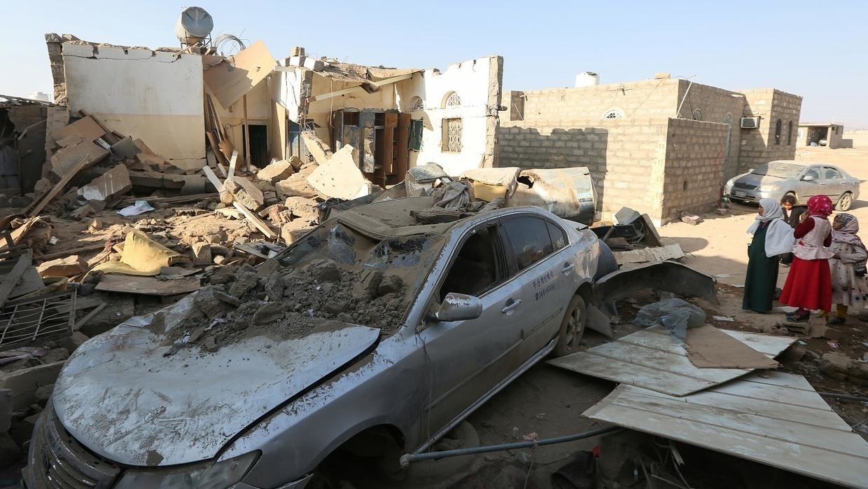 Air strikes on Yemen kill 31 civilians after Saudi jet crash