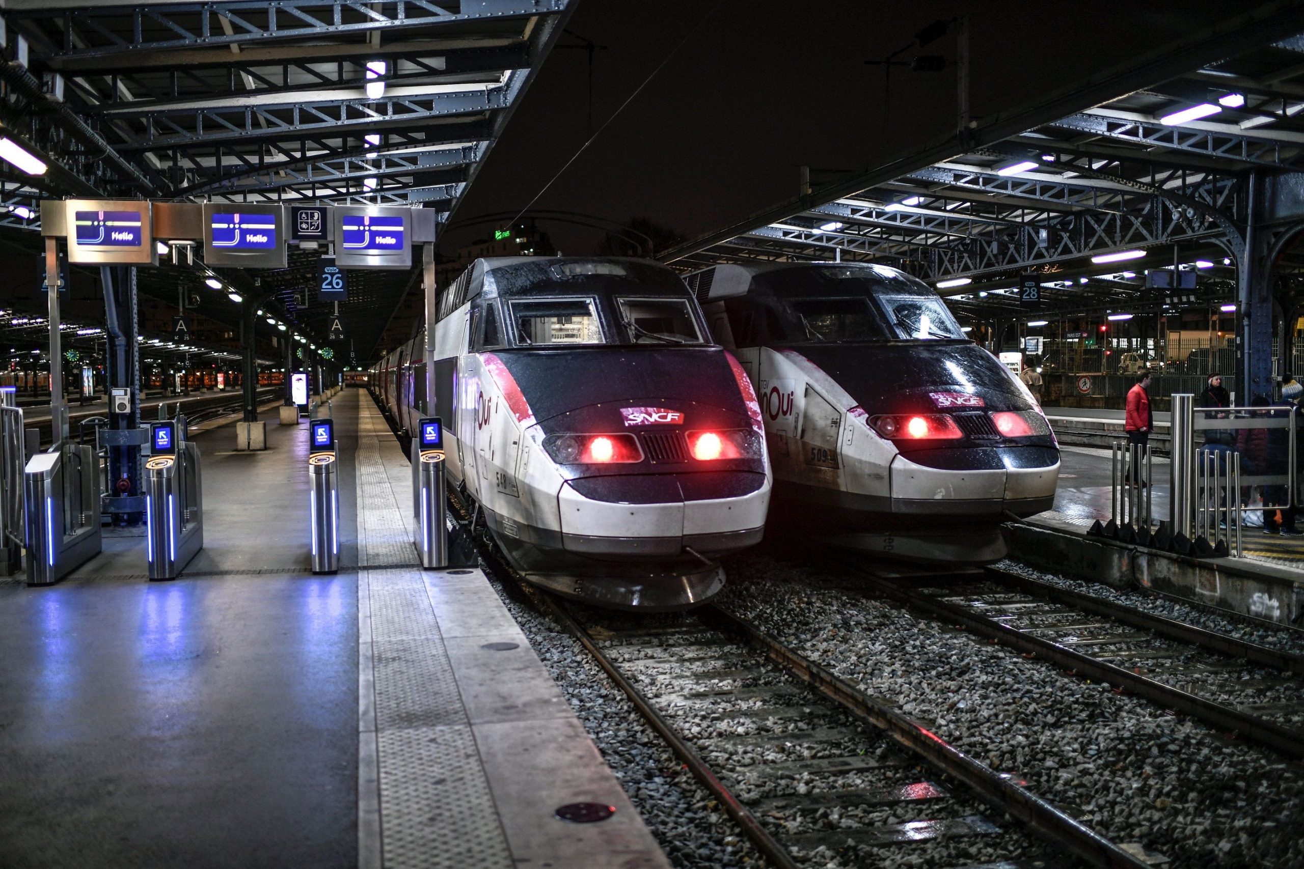 French health workers get free rail travel in virus fight