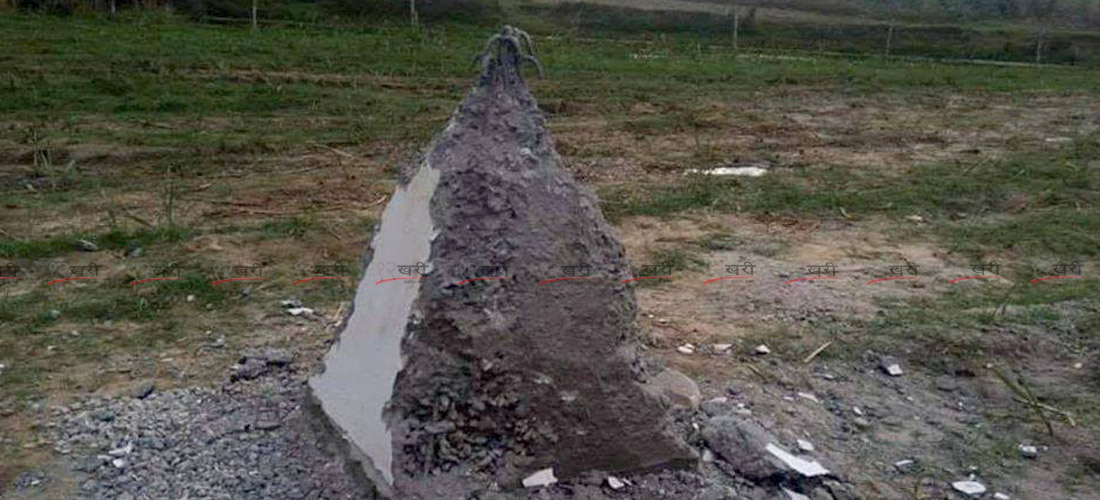 सीमास्तम्भ  तोडफोड