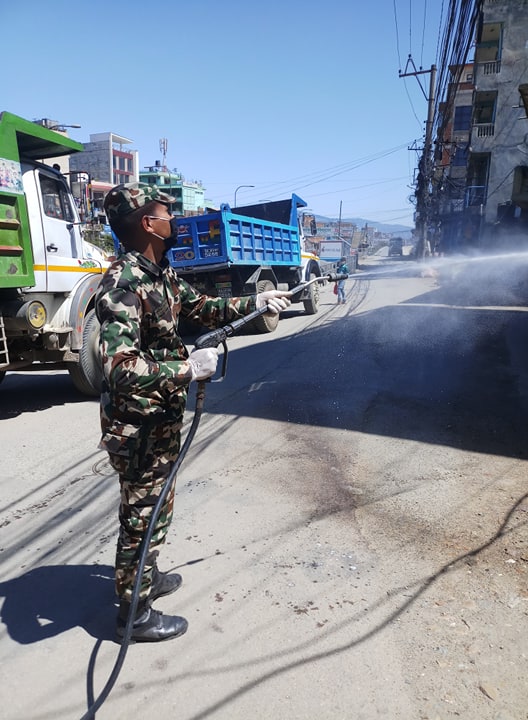 मध्यपुर थिमीमा कोरोना रोकथामको लागी किटनाशक छर्कन ब्यारेकबाट निस्कियो नेपाली सेना(फोटो फिचर)