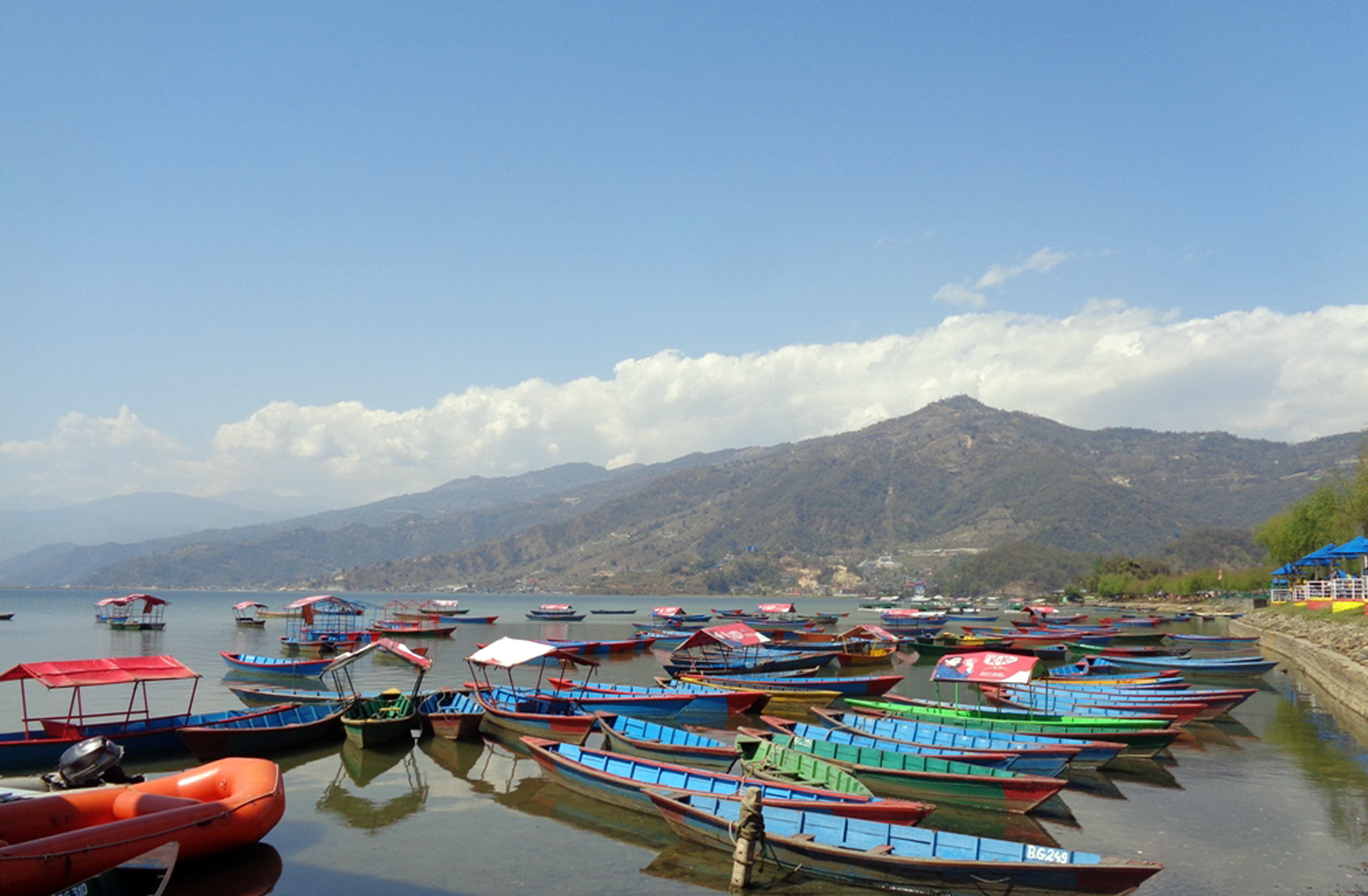 फेवाताल किनारामा थन्किएका डुङ्गा