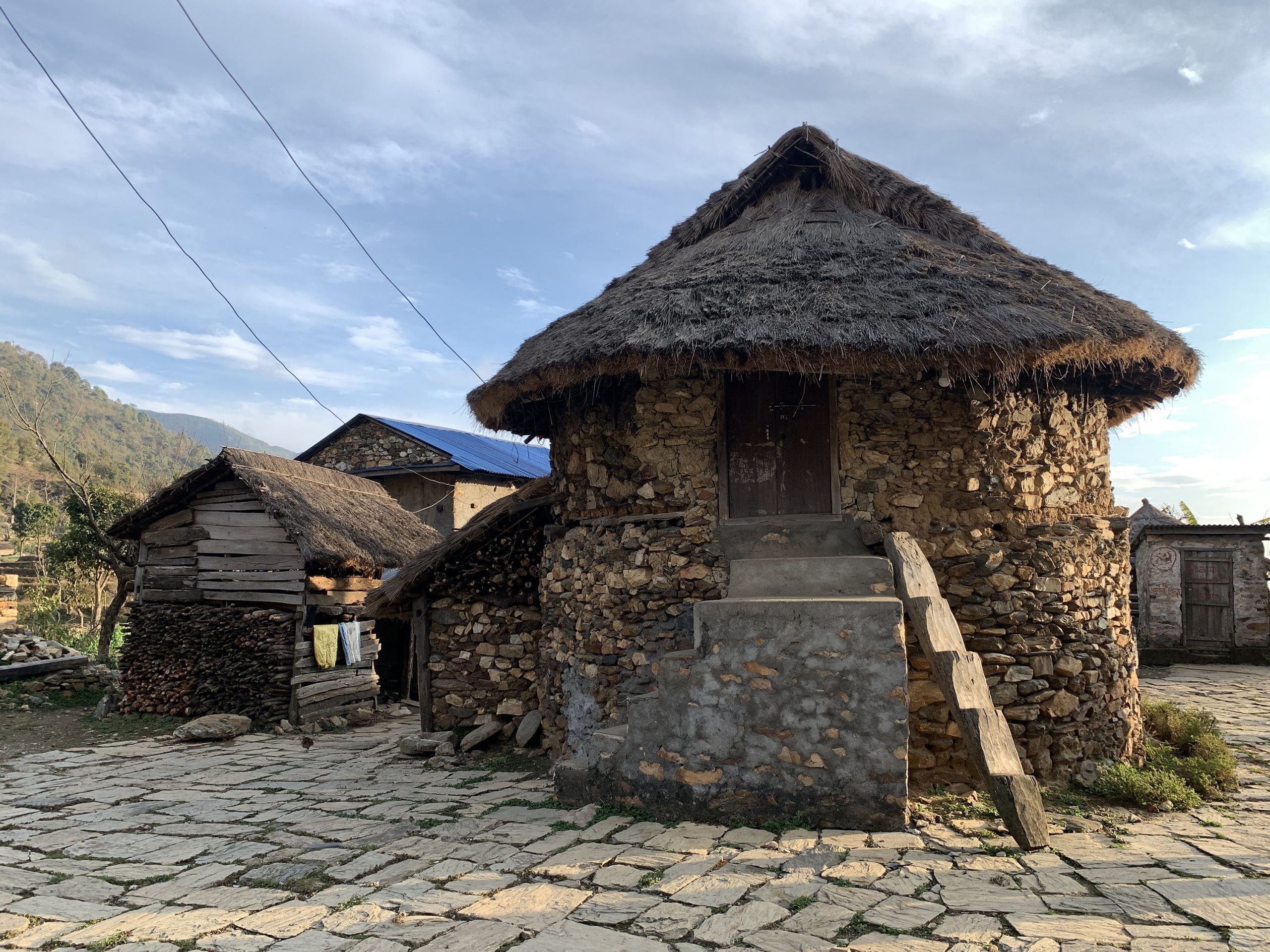 तनहुँको  हिलेखर्कमा रहेको घुमाउने घर (फोटो फिचर)