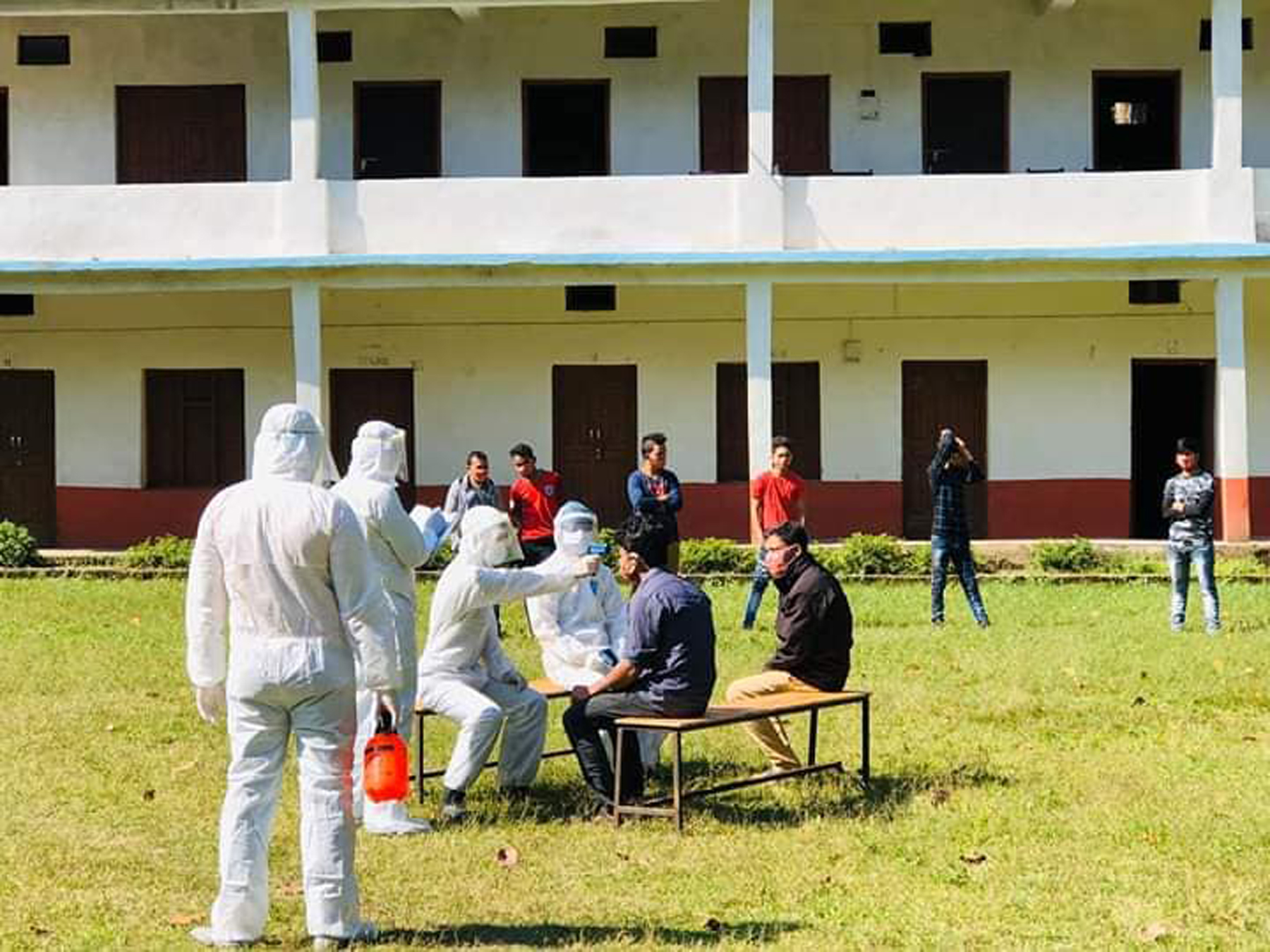 स्वास्थ्य परीक्षण गर्दै स्वास्थ्यकर्मी