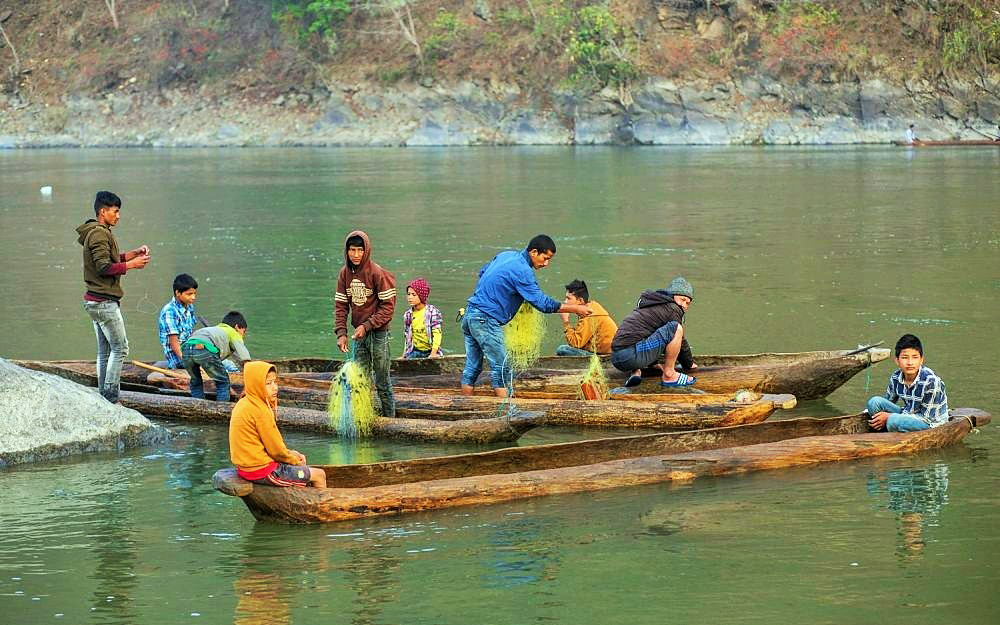 कर्णाली तीरमा माछा मारिँदै