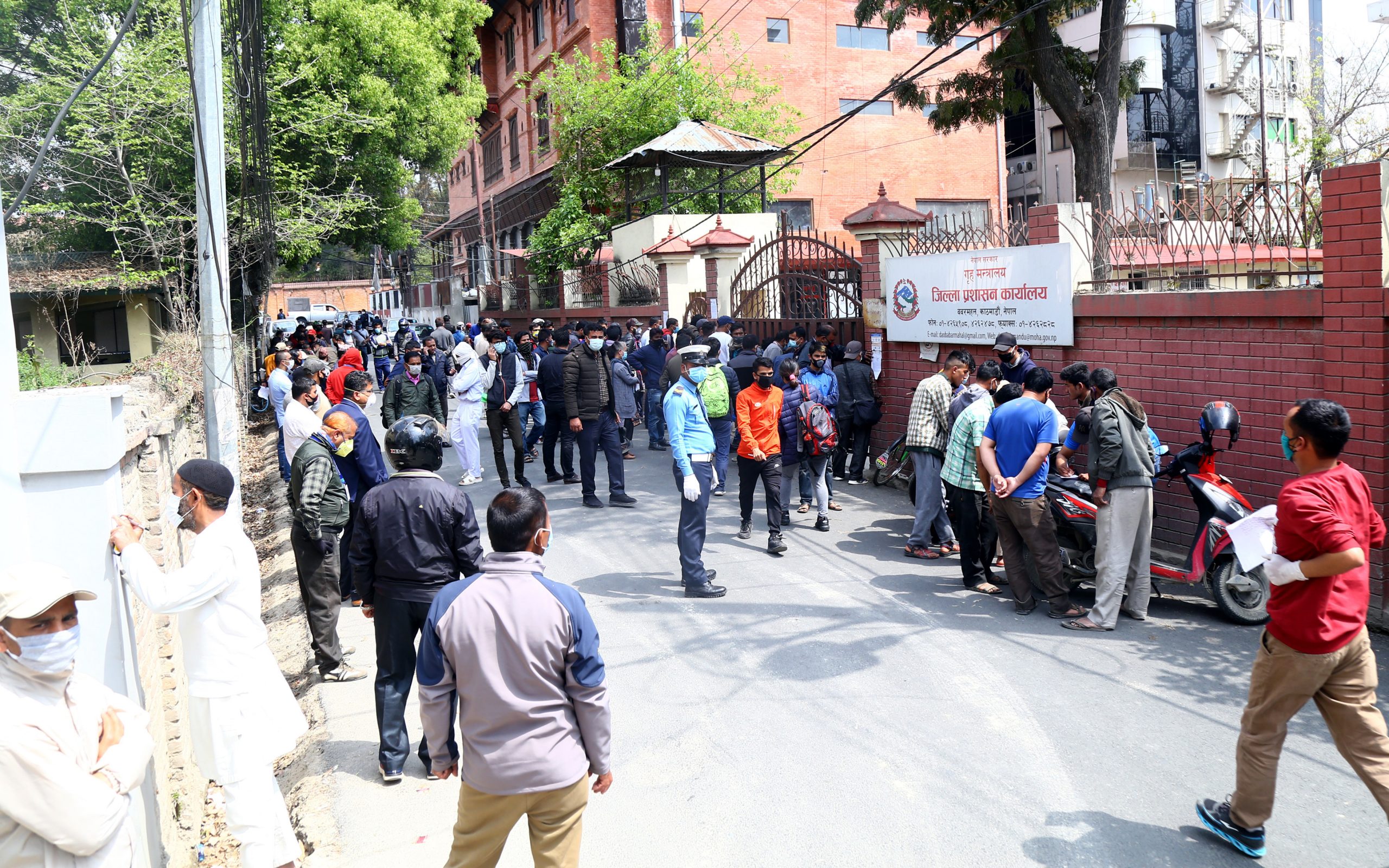 सवारीसाधनको  पास लिनेको भीड