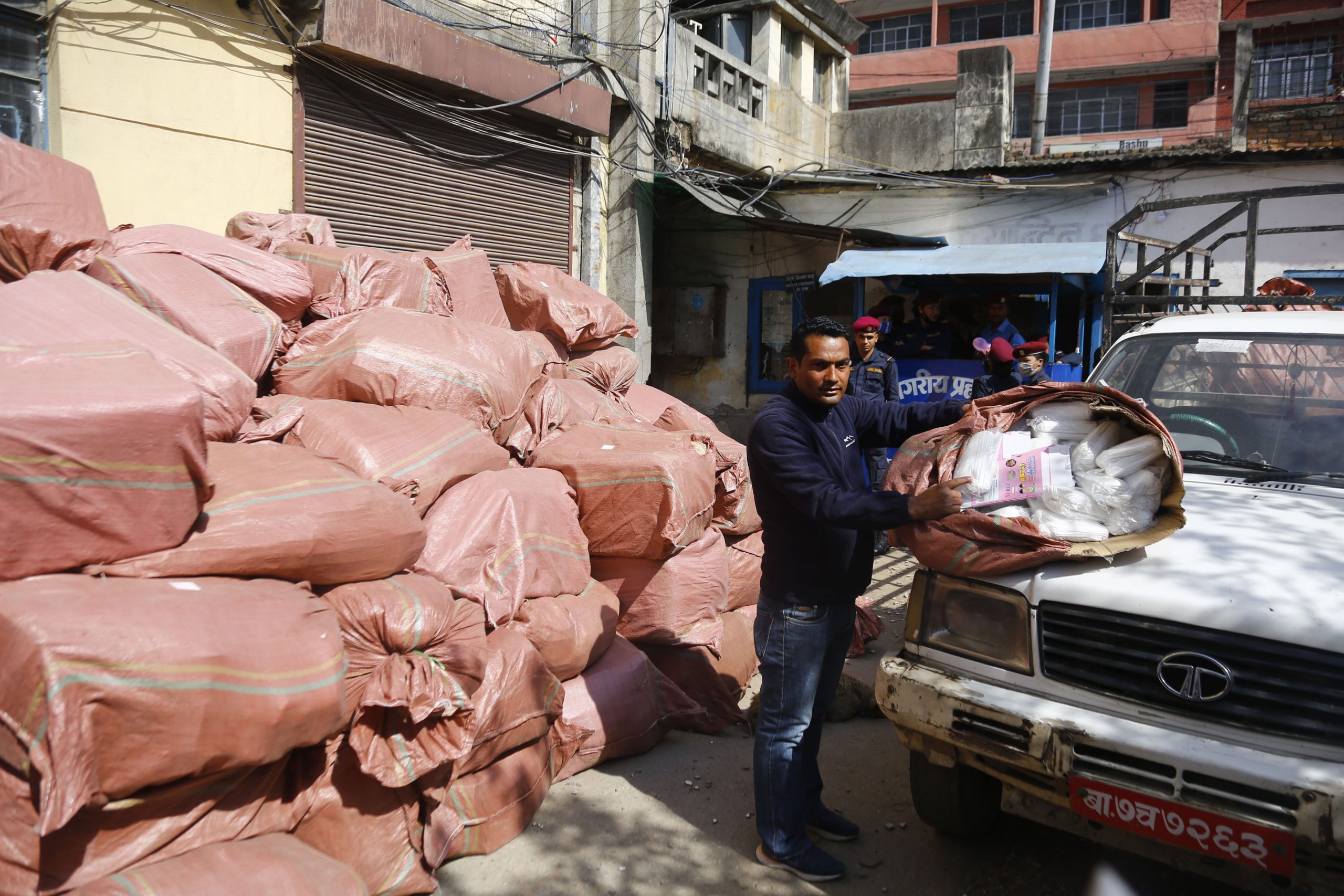 बरामद गरिएको मास्क देखाउँदै सुरक्षाकर्मी