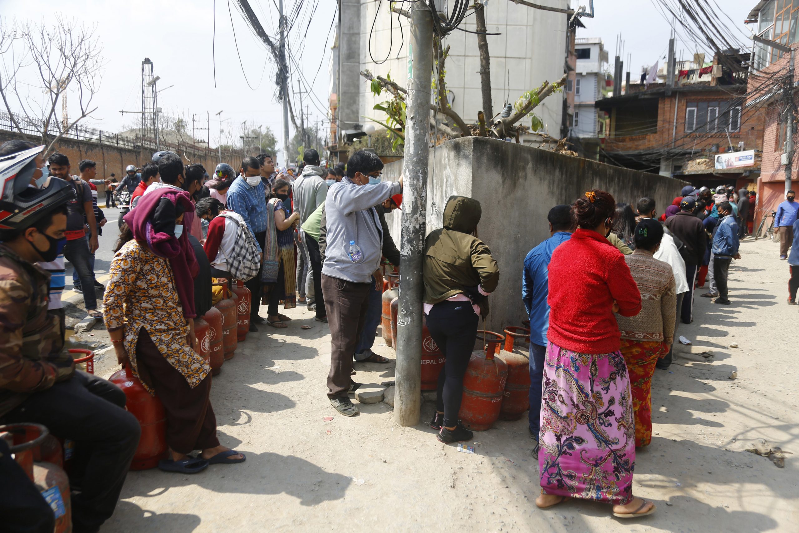 ग्यास लिन लाइनमा बसेका सर्वसाधारण