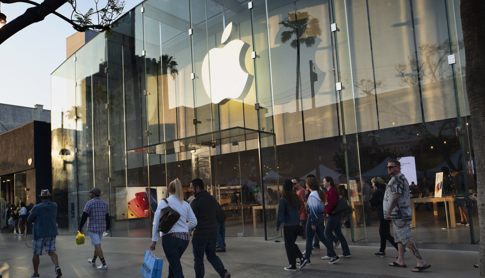 Apple to close all stores worldwide outside of China till March 27