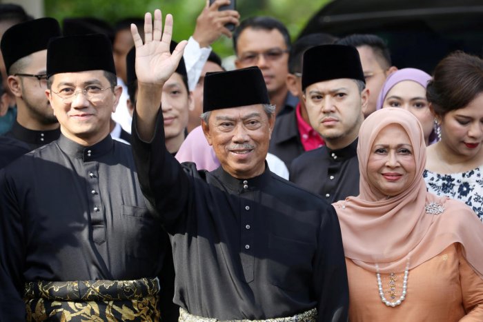New Malaysia PM sworn in amid crisis, Mahathir fights on