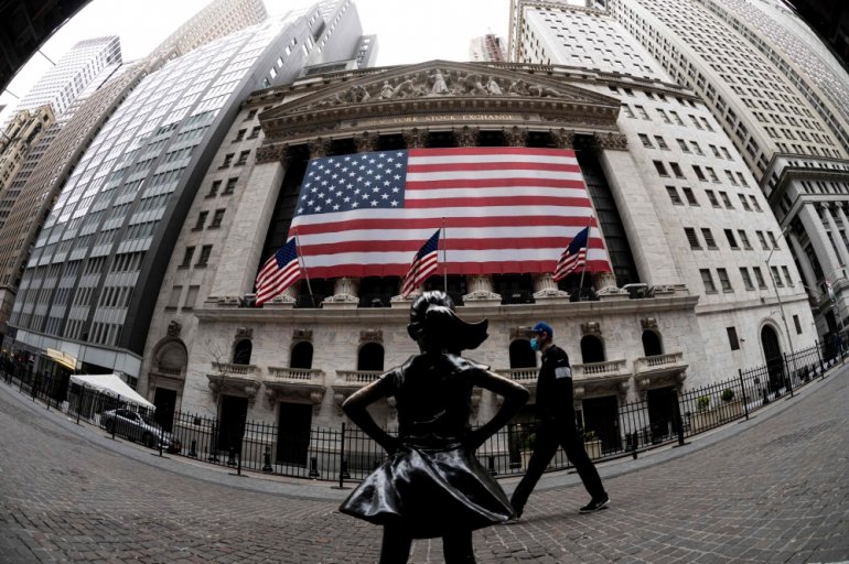US oil returns to positive territory after crash
