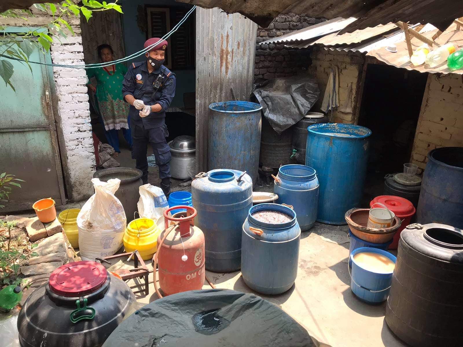 सिंघम स्टाईलमा गौशाला प्रहरीले नस्ट गर्‍यो ७ लाख बराबरको घरेलु मदिरा र कच्चा पदार्थ (फोटो फिचर)