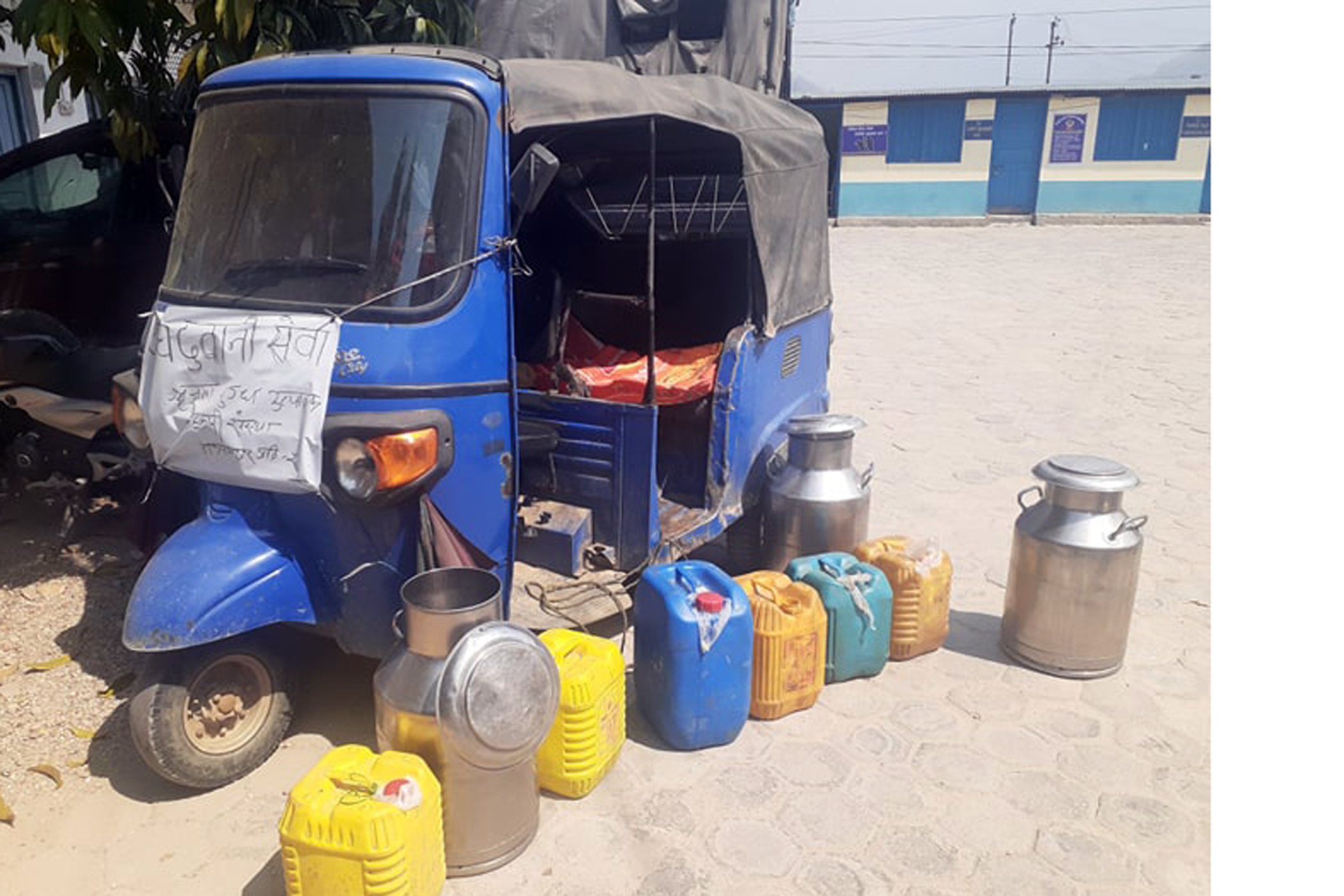 दुध बोक्ने अटोमा भेटिएको  मदिरा  सार्वजनिक