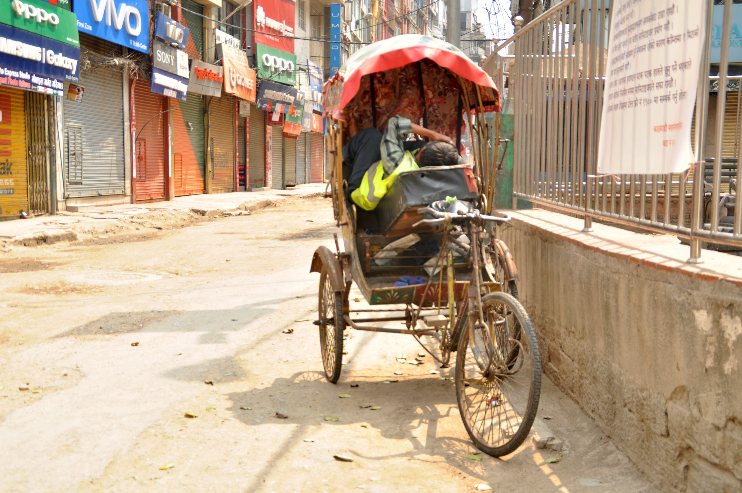 ग्राहक नपाएपछि रेक्सामा सुतिरहेका रिक्साचालक