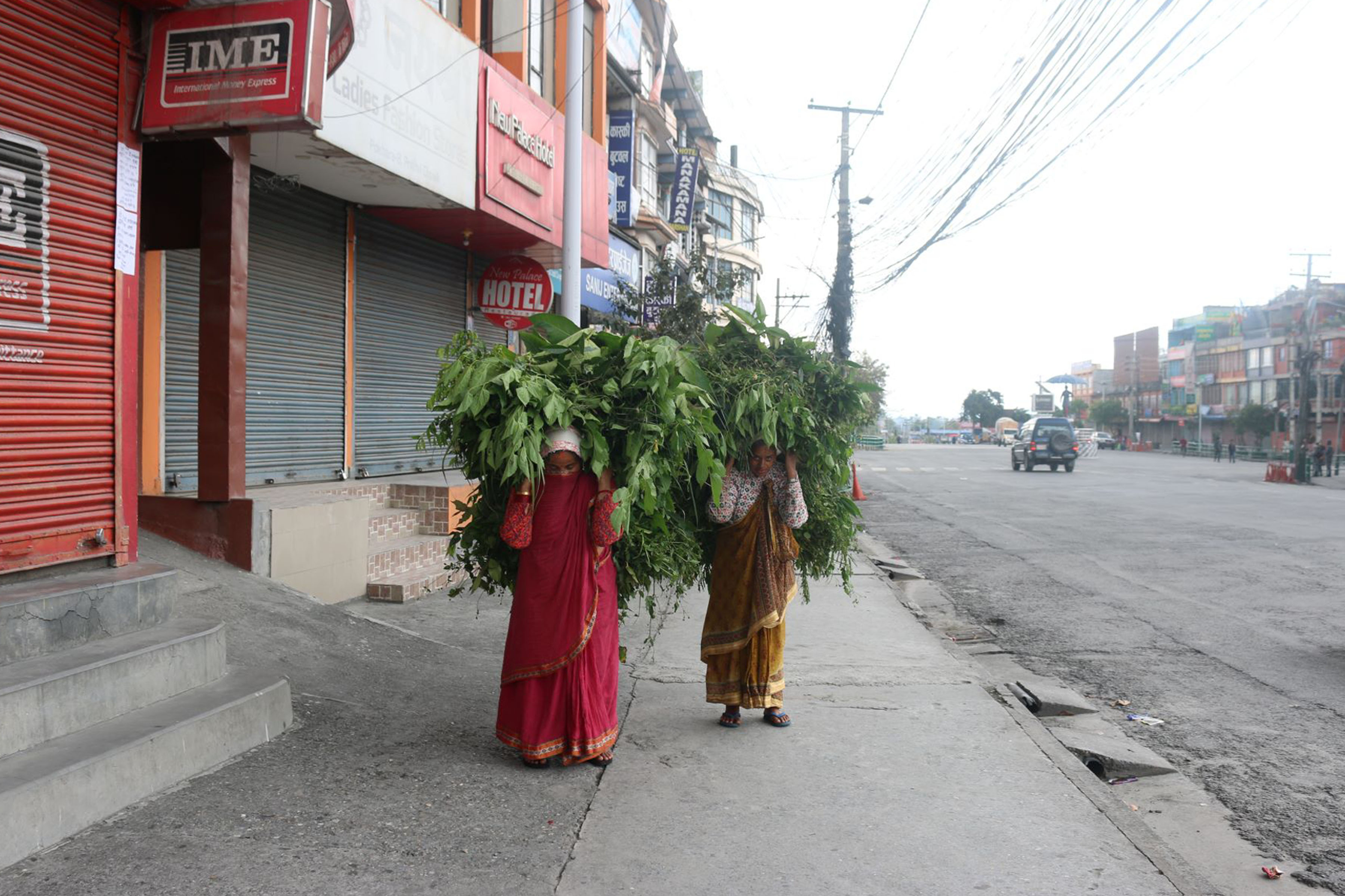 घाँसको भारीमा महिला