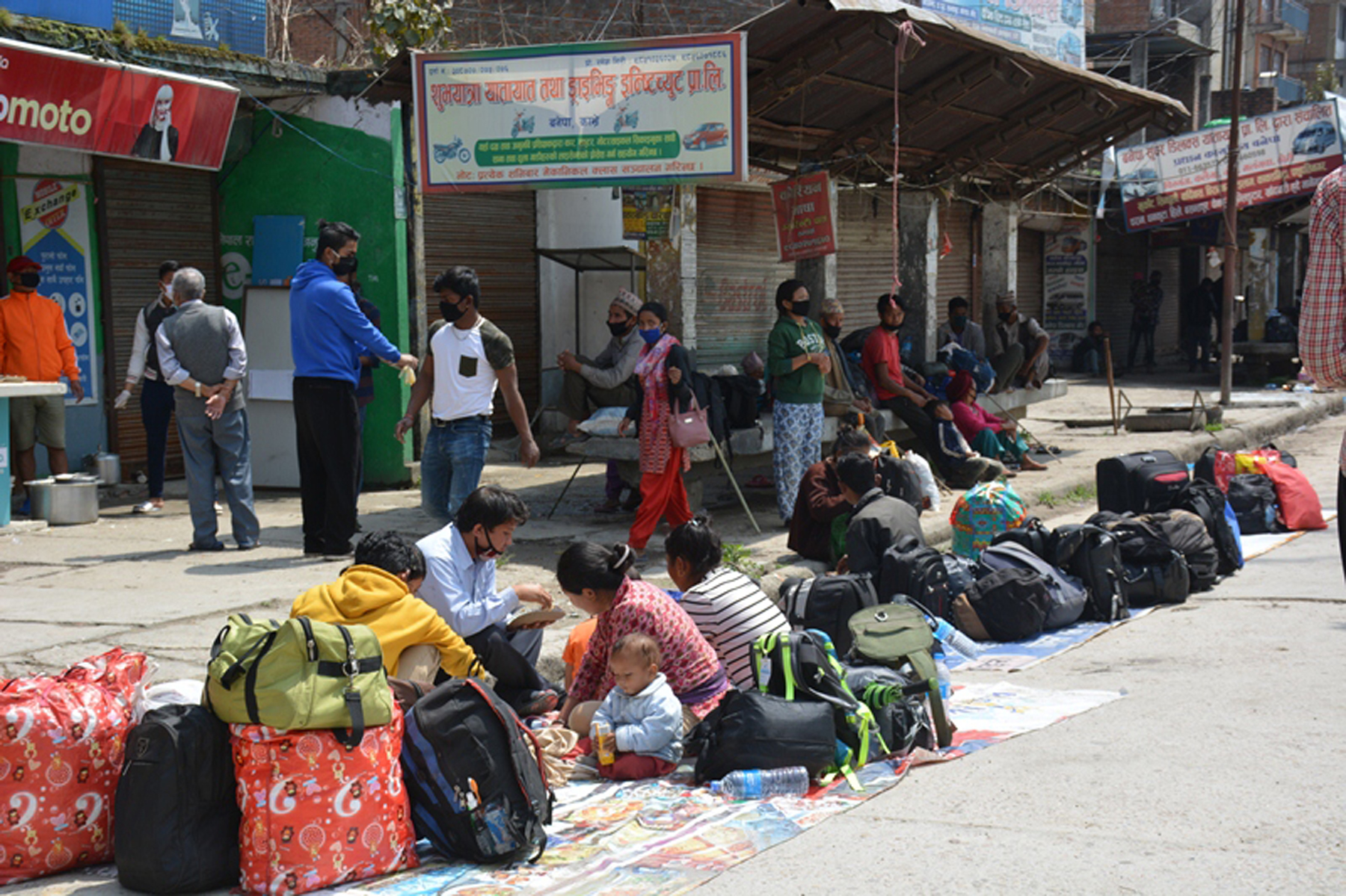 बनेपामा खाना ख्वाउँदै