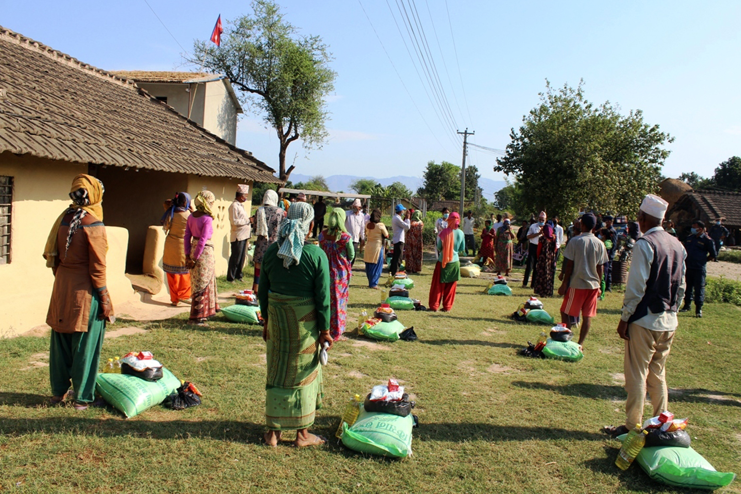 राहत सामग्री लिँदै सर्वसाधारण