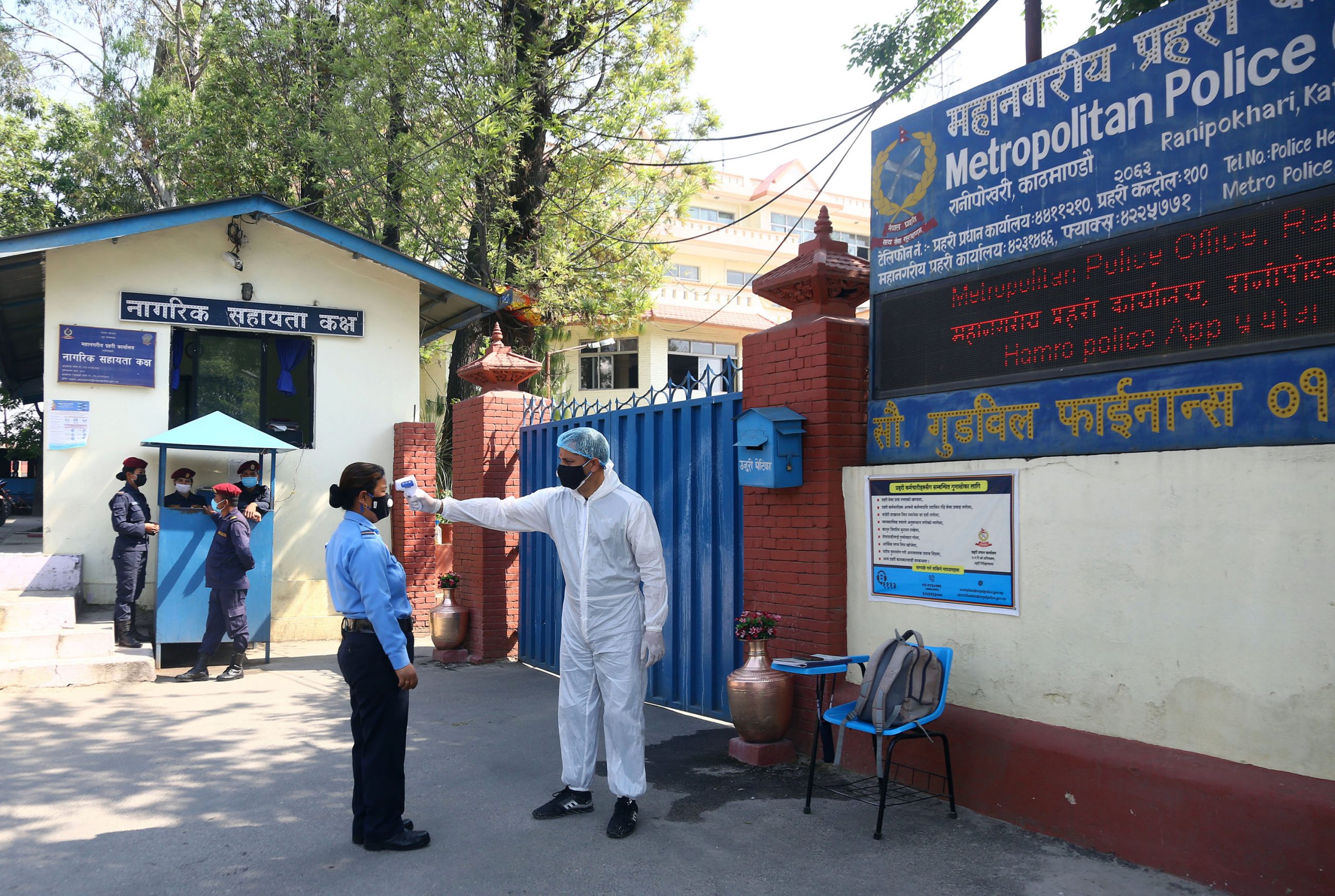 ज्वरो मापन गर्दै स्वास्थ्यकर्मी