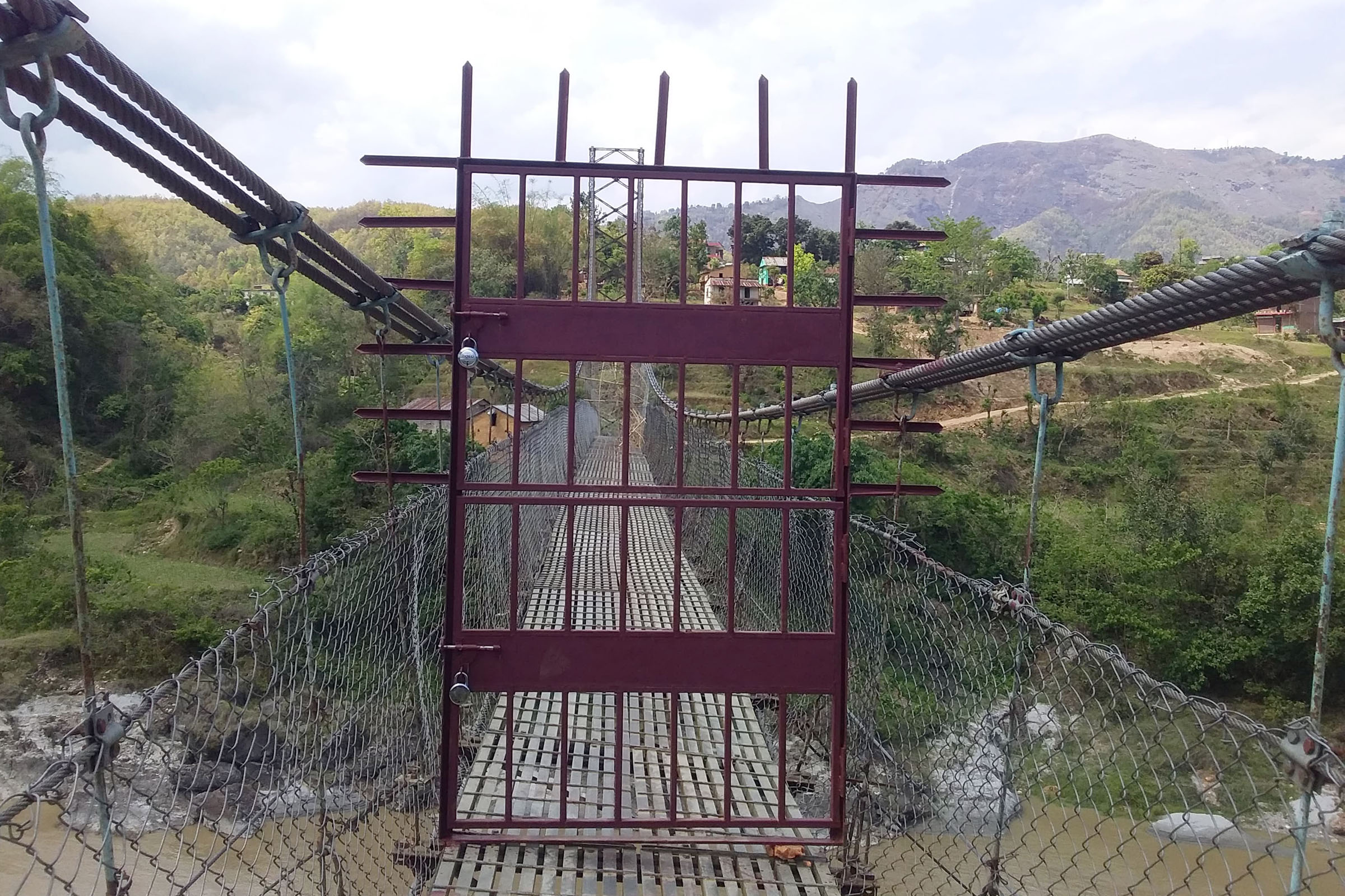 झोलुङ्गेपुलमा ताला