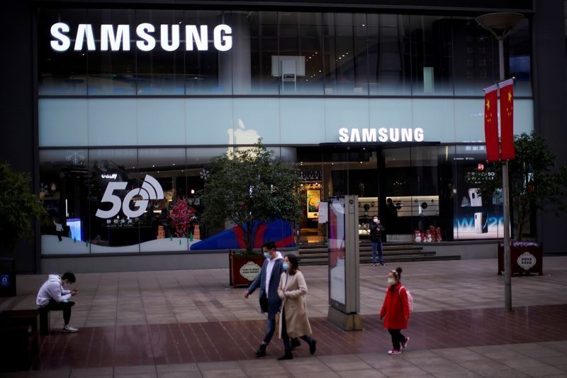 Samsung Electronics profit slips on virus, more falls forecast