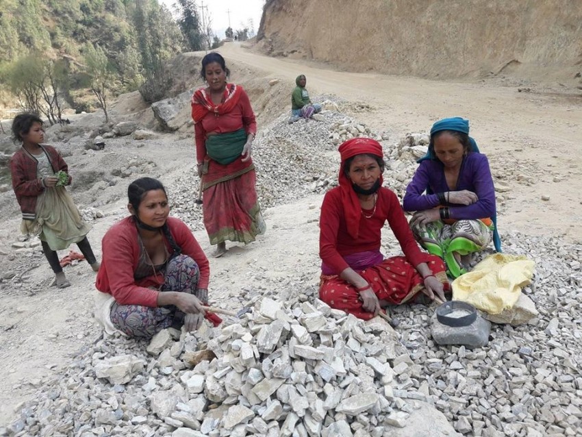 रहर होइन बाध्यता छ, गिट्टी कुट्ने काम
