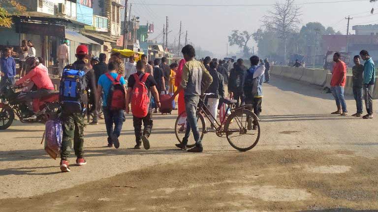 सीमामा अलपत्र नेपाली एक हजार छ सय रुपैयाँ तिरेर स्वदेश भत्रिदै
