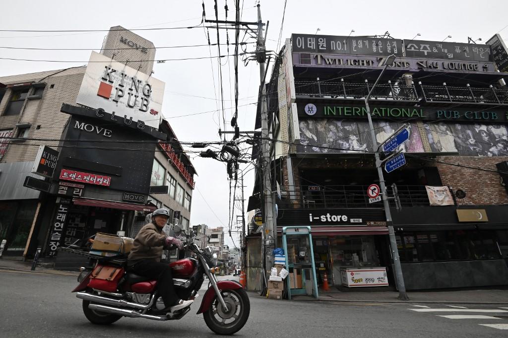 Seoul closes bars and clubs over fears of virus second wave