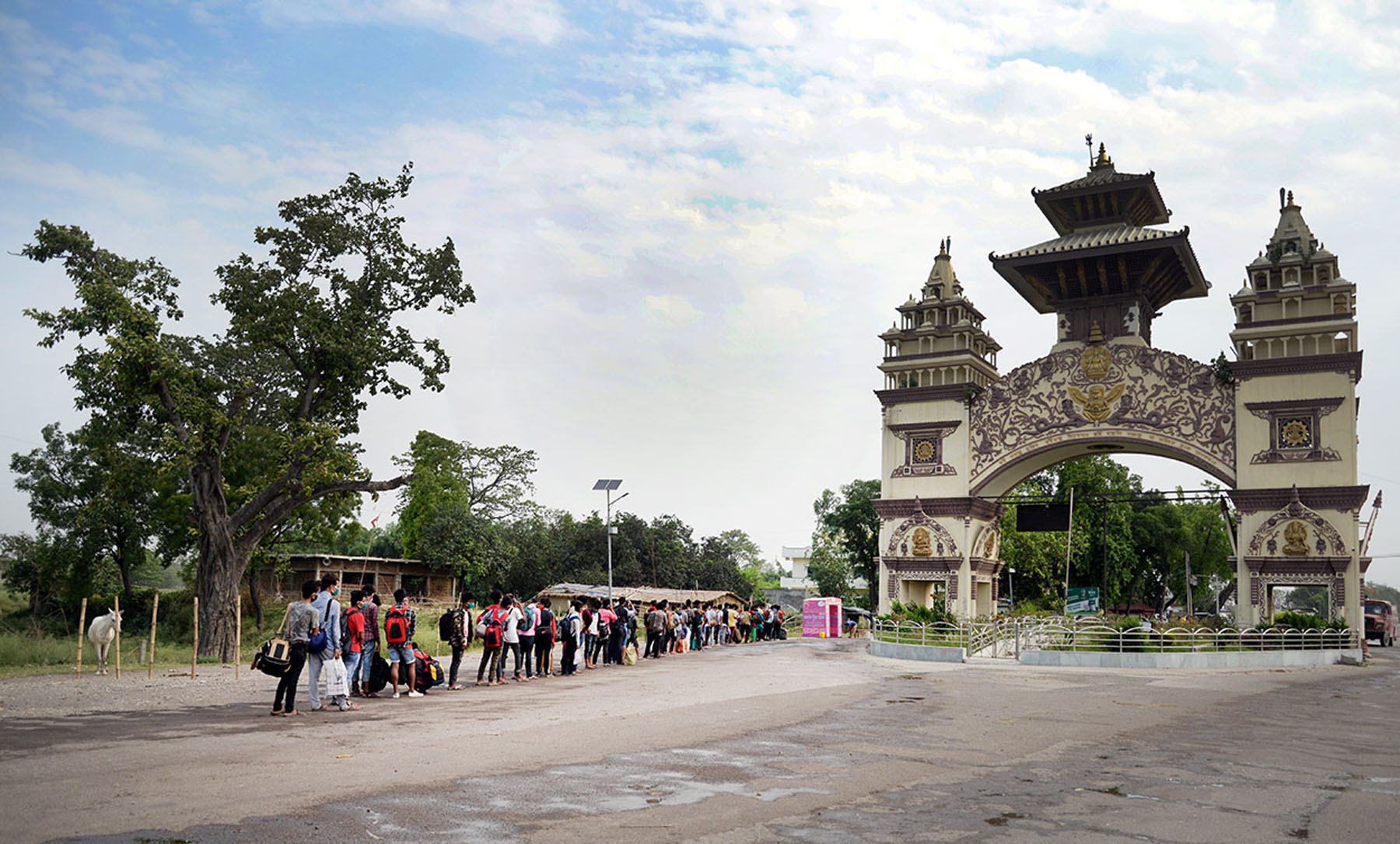 नेपाल प्रवेश गर्दै नेपाली