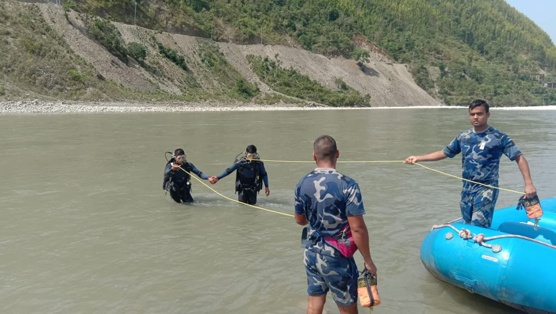 सोती घटनामा बेपत्ता गोविन्द र सन्दीपलाई गोताखोर भेरी नदीमा सशस्त्र प्रहरीद्वारा खोजिंदै (फोटोफिचार)