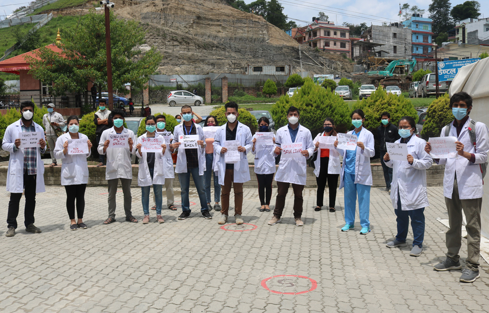 महामारीको बेला कुटिए डाक्टर : ज्यान मार्ने धम्की आउँदासमेत प्रहरीले सुरक्षा नदिएको डाक्टरहरुको आरोप