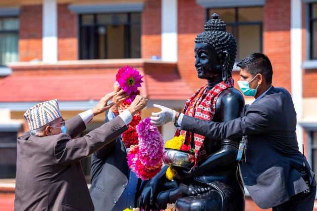 प्रधानमन्त्रीद्वारा बुद्धको प्रतिमामा माल्यार्पण
