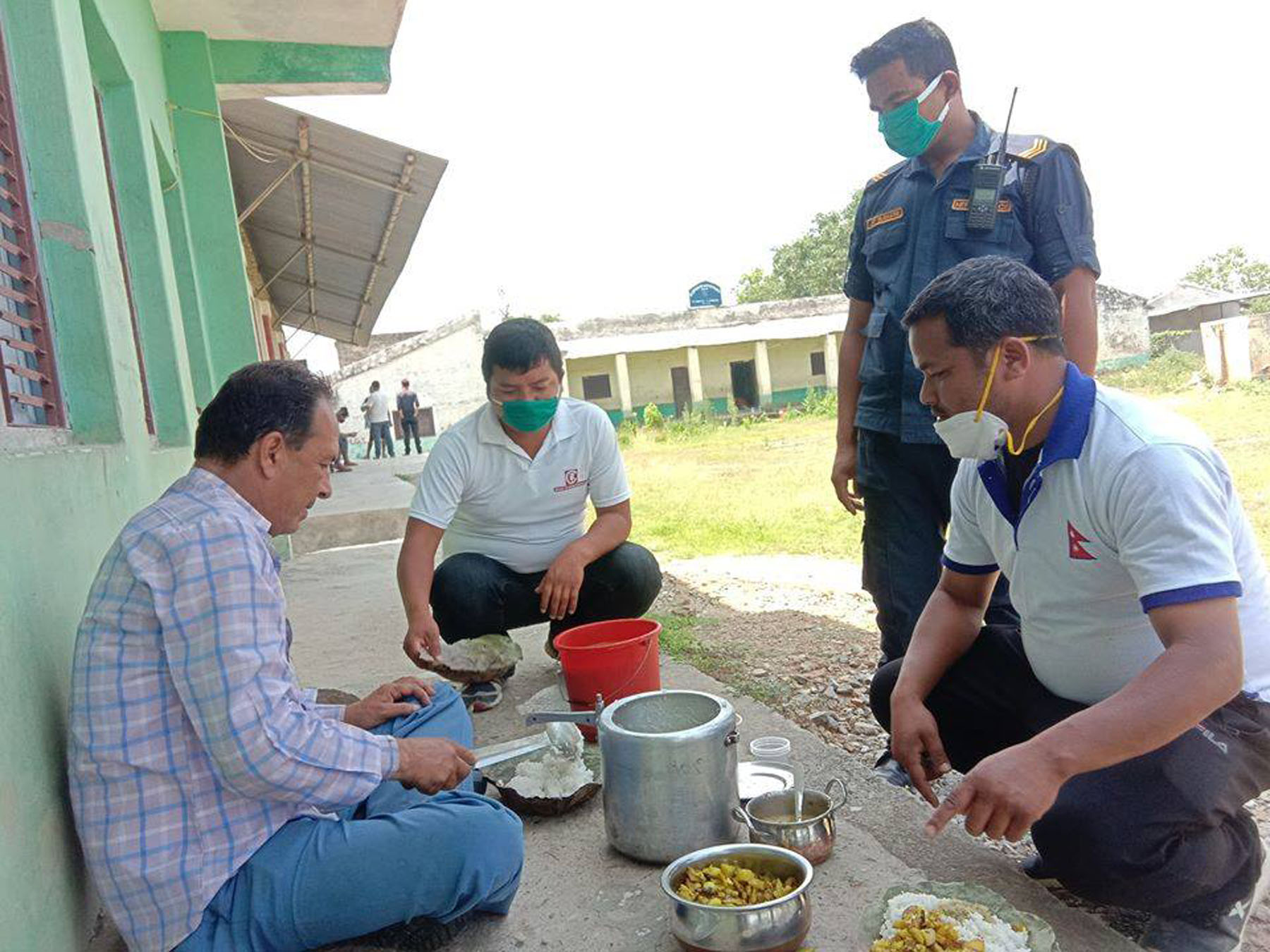 यस्तो पो वडा अध्यक्ष, सीमा क्षेत्रमा अलपत्र परेका नागरिकलाई उद्वारगरि आफै खाना पकाएर खुवाउदै