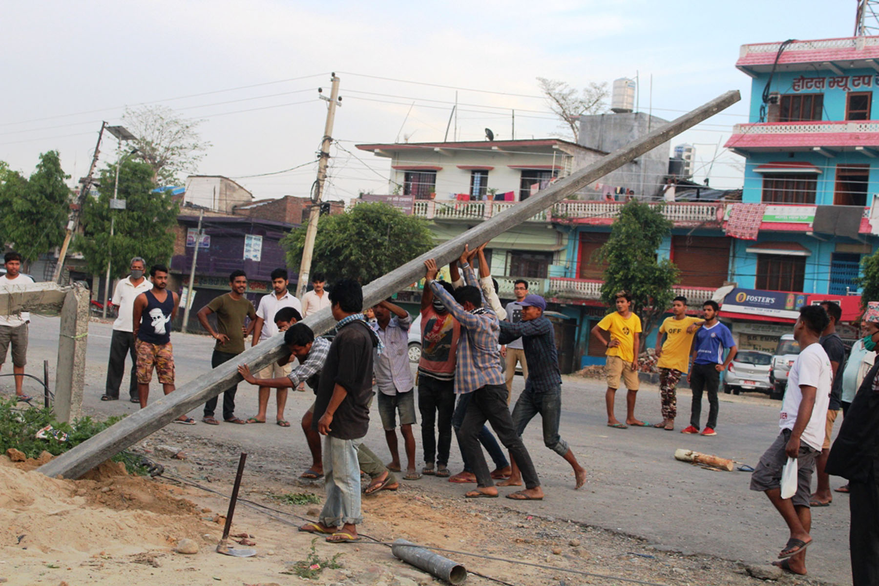 चौबिसै घण्टा जनताको सेवामा नेपाल विद्युत प्राधिकरणका कर्मचारी