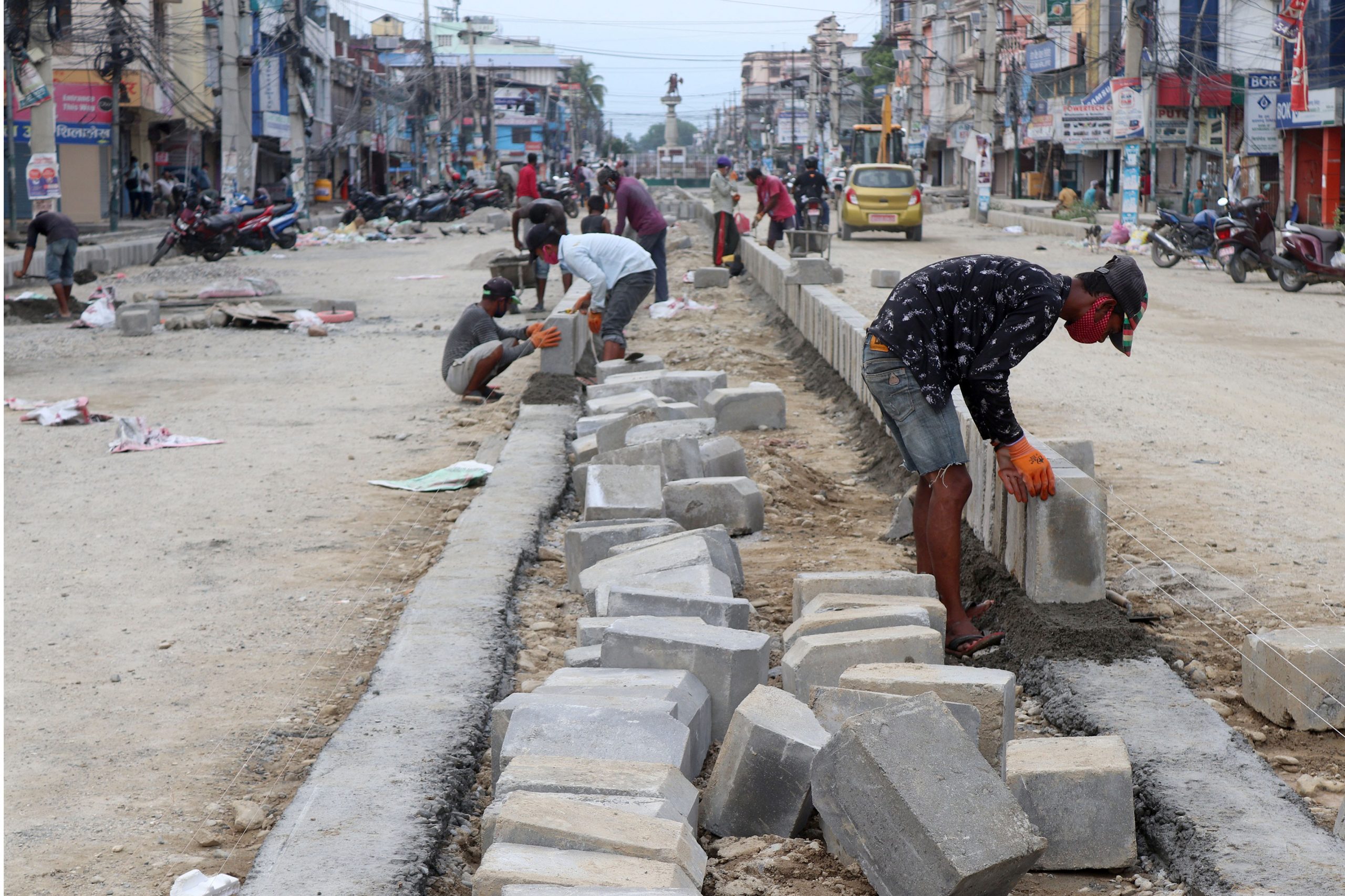 सडकखण्ड निर्माण गर्दै मजदुर