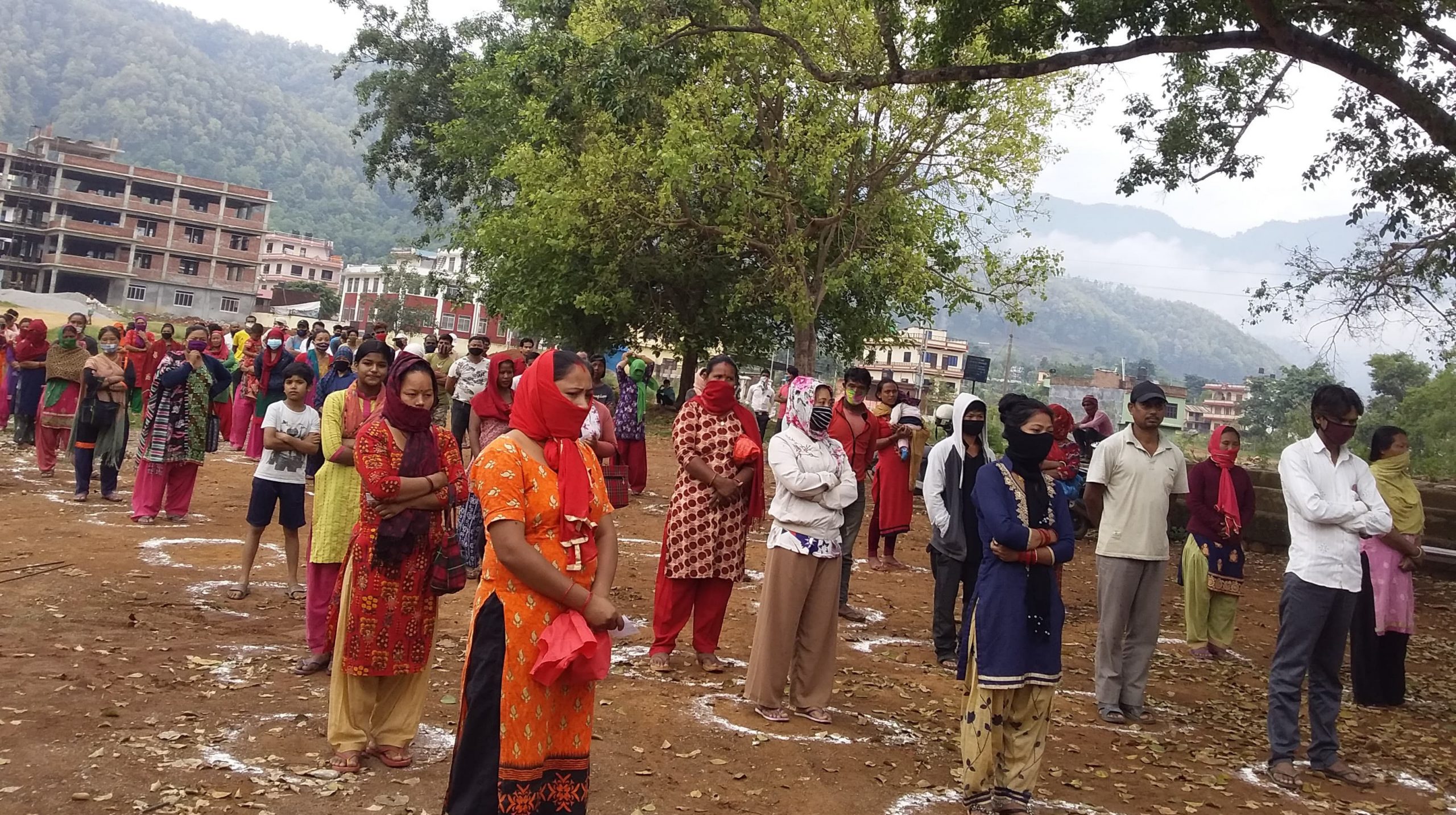 राहतका लागि  लामबद्ध