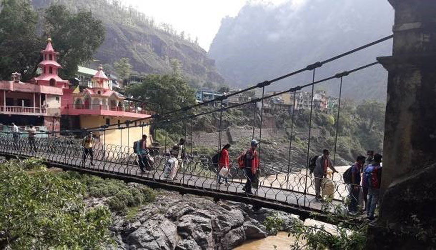 कोरोना परीक्षणबिनै झुलाघाट नाकाबाट भित्रिए एक हजार