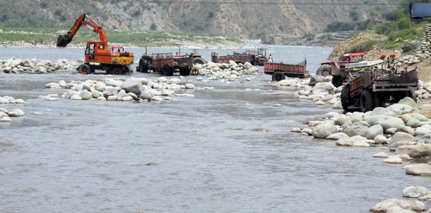नदीजन्य पदार्थ उत्खनन रोक्न सुरक्षाकर्मी परिचालन