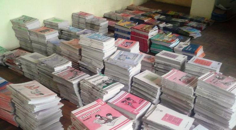 म्याग्दीका विद्यालयमा पाठ्यपुस्तक वितरण