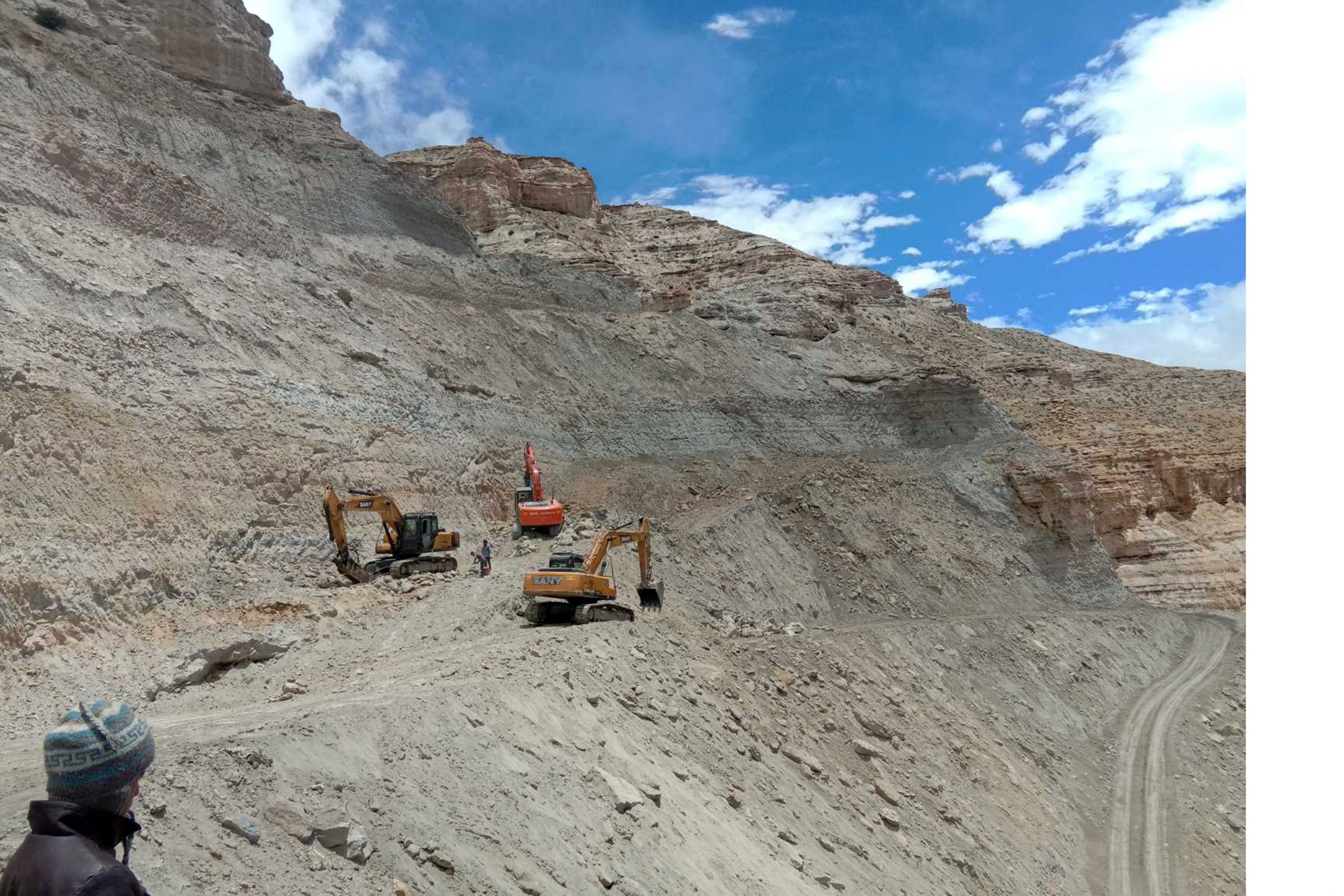 निर्माणाधीन चीन जोड्ने सडक , बन्दाबन्दीमा पनि विकासनिर्माण तीव्र गतिमा