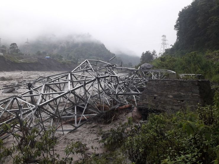 पोल बगाउँदा विद्युत् अवरुद्ध