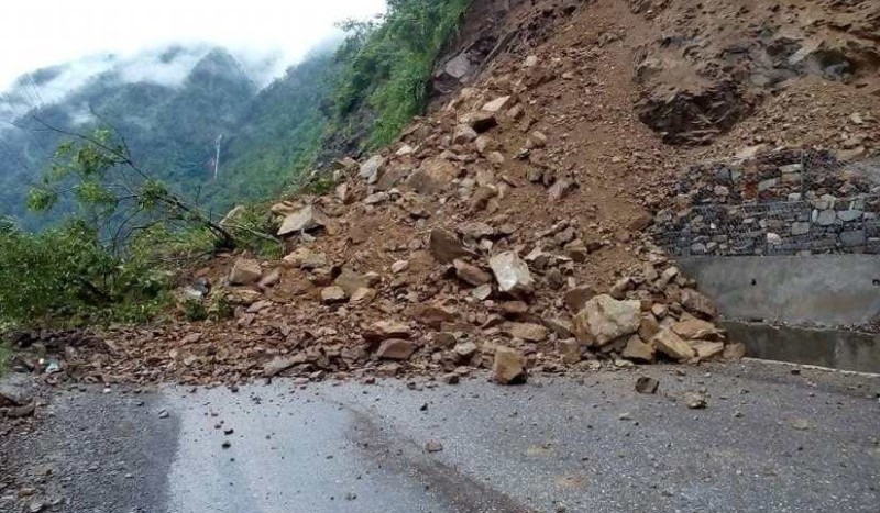 वर्षाका कारण सडक दुई सातादेखि अवरुद्ध