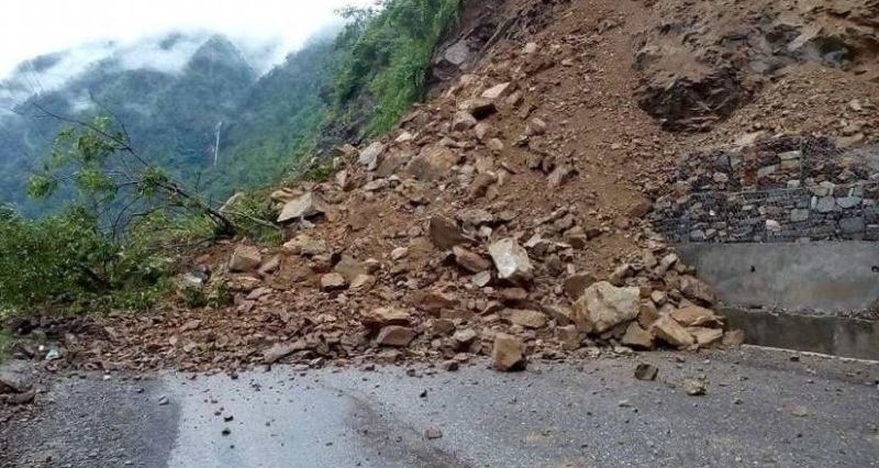पहिराले भीमफेदी–कुलेखानी सडक अवरुद्ध