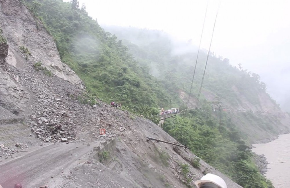 चारकिलोमा पुनः पहिरो : सडक अवरुद्ध