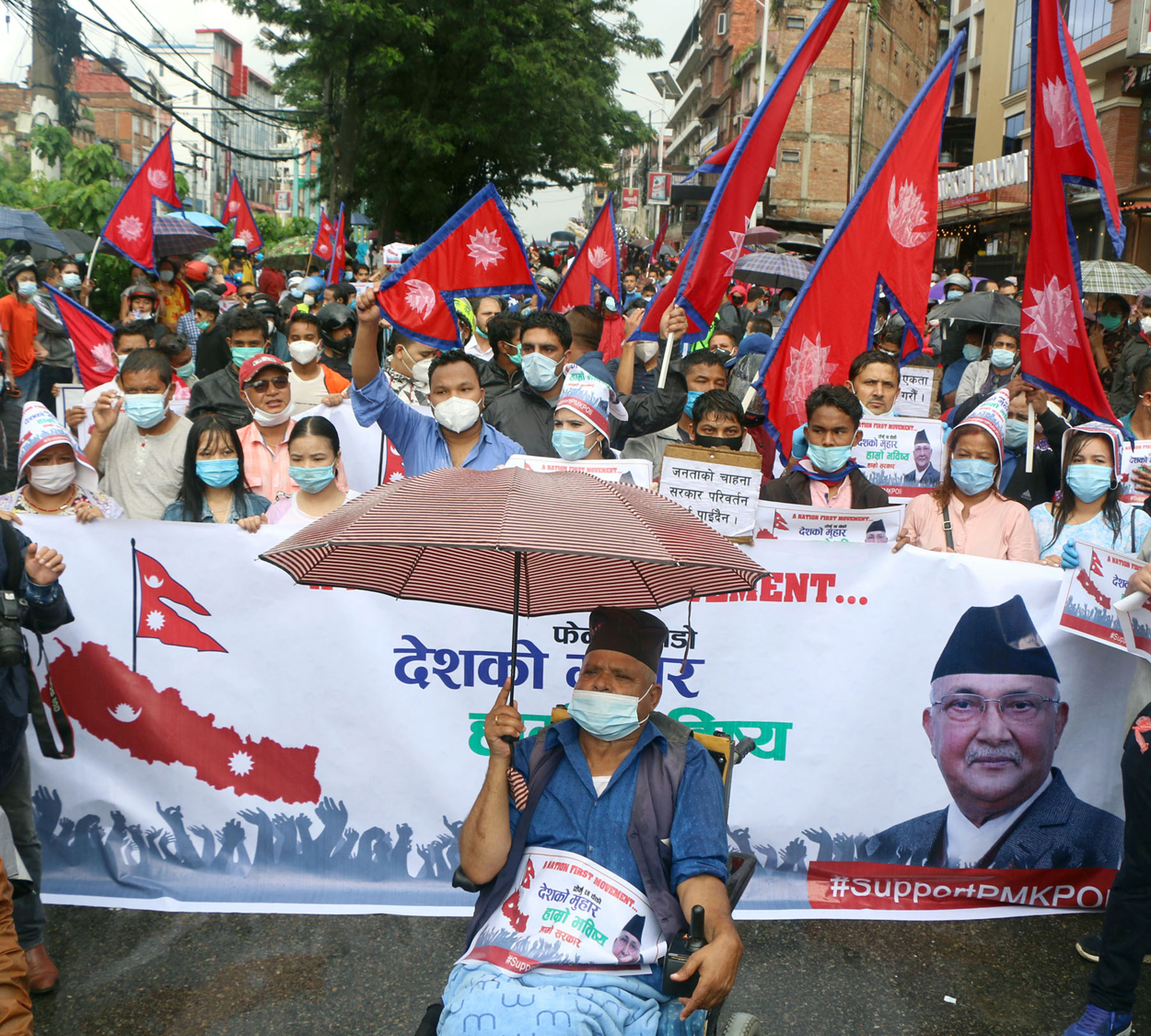 झरीमा रुझ्दै प्रधानमन्त्री केपी ओलीका पक्षमा काठमाडौँमा विशाल प्रदर्शन (फोटो/भिडिओ फिचर)