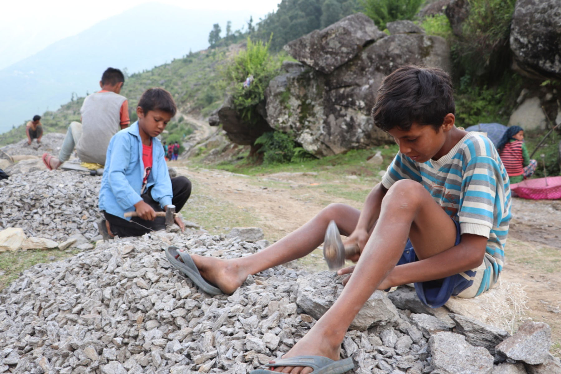 गिट्टी कुट्दै बालबालिका